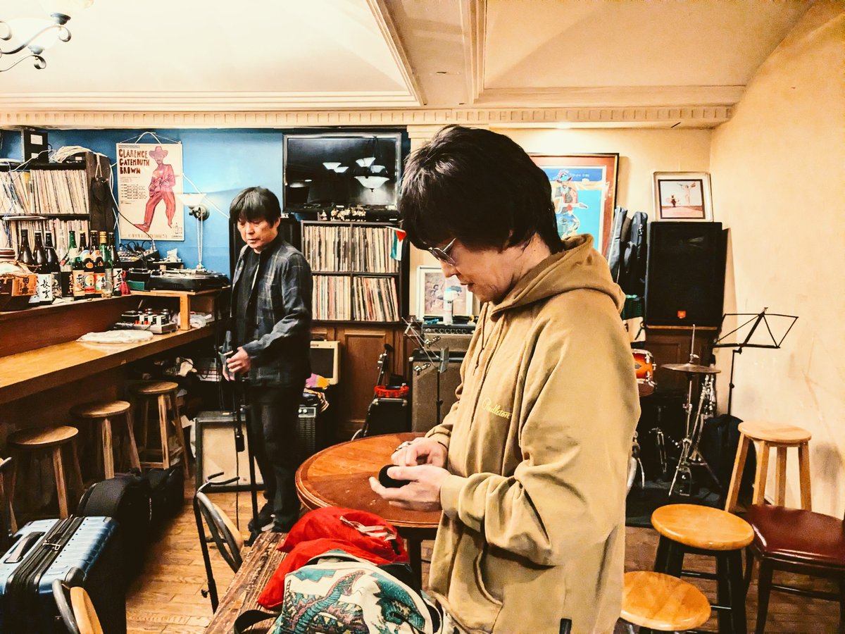 三鷹バイユーゲイトにツイッター。
延原達治くん（プライベーツ）とロックンロール〜。
僕の出番はトップで19時半からです。
よろしくお願いします〜。