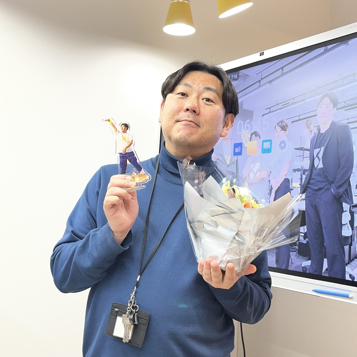 HanaGroup87's tweet photo. 2/1は代表の独立記念日👏

独立8周年（9年目に突入）を迎えました🎉

感謝の気持ちをこめて、メンバー一同で代表のアクリルスタンドを作りました🏀🎉

オフィスのあちこちに、ちいさな代表が増えていく…かもしれません。
#HanaGroup #オフィスの日常 https://t.co/RRSV9xdOm8