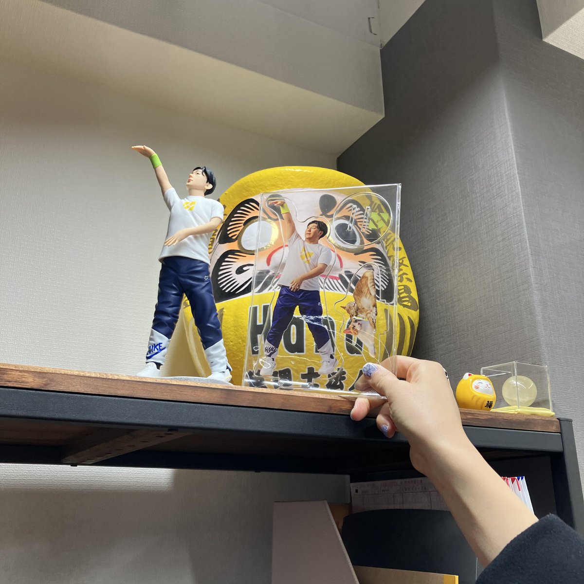 HanaGroup87's tweet photo. 2/1は代表の独立記念日👏

独立8周年（9年目に突入）を迎えました🎉

感謝の気持ちをこめて、メンバー一同で代表のアクリルスタンドを作りました🏀🎉

オフィスのあちこちに、ちいさな代表が増えていく…かもしれません。
#HanaGroup #オフィスの日常 https://t.co/RRSV9xdOm8