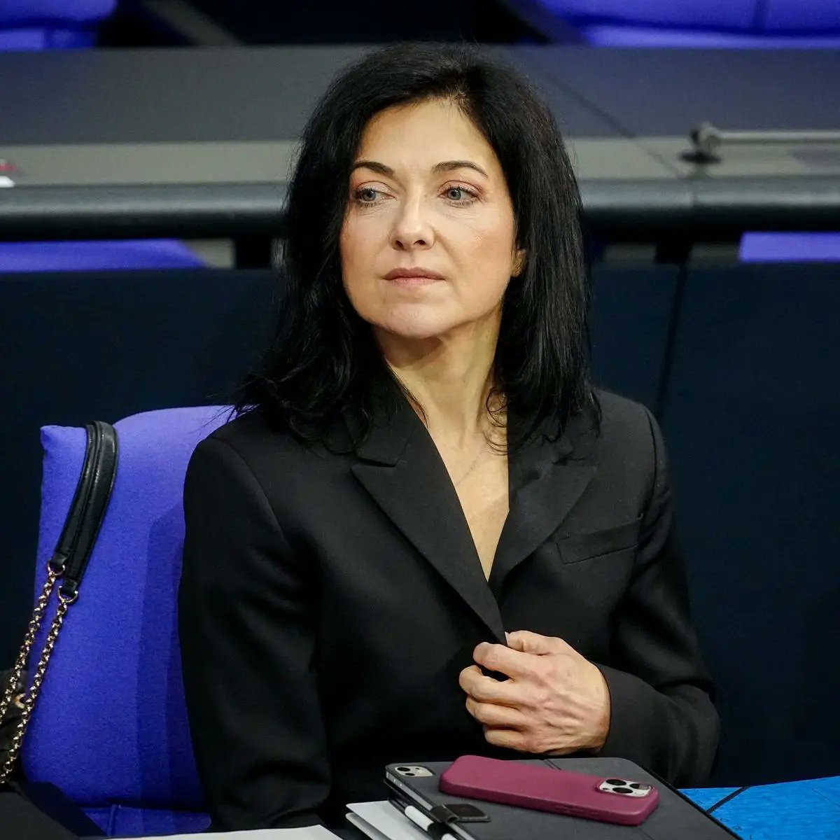 So, liebe Kinder, heute möchte ich euch Katherina vorstellen.
Katherina soll sich um die Energieversorgung in Deutschland kümmern. Leider hat sie vergessen, den Gasspeicher zu füllen, wodurch bald der Notstand ausgerufen werden muss. Katherina findet das aber gar nicht schlimm,