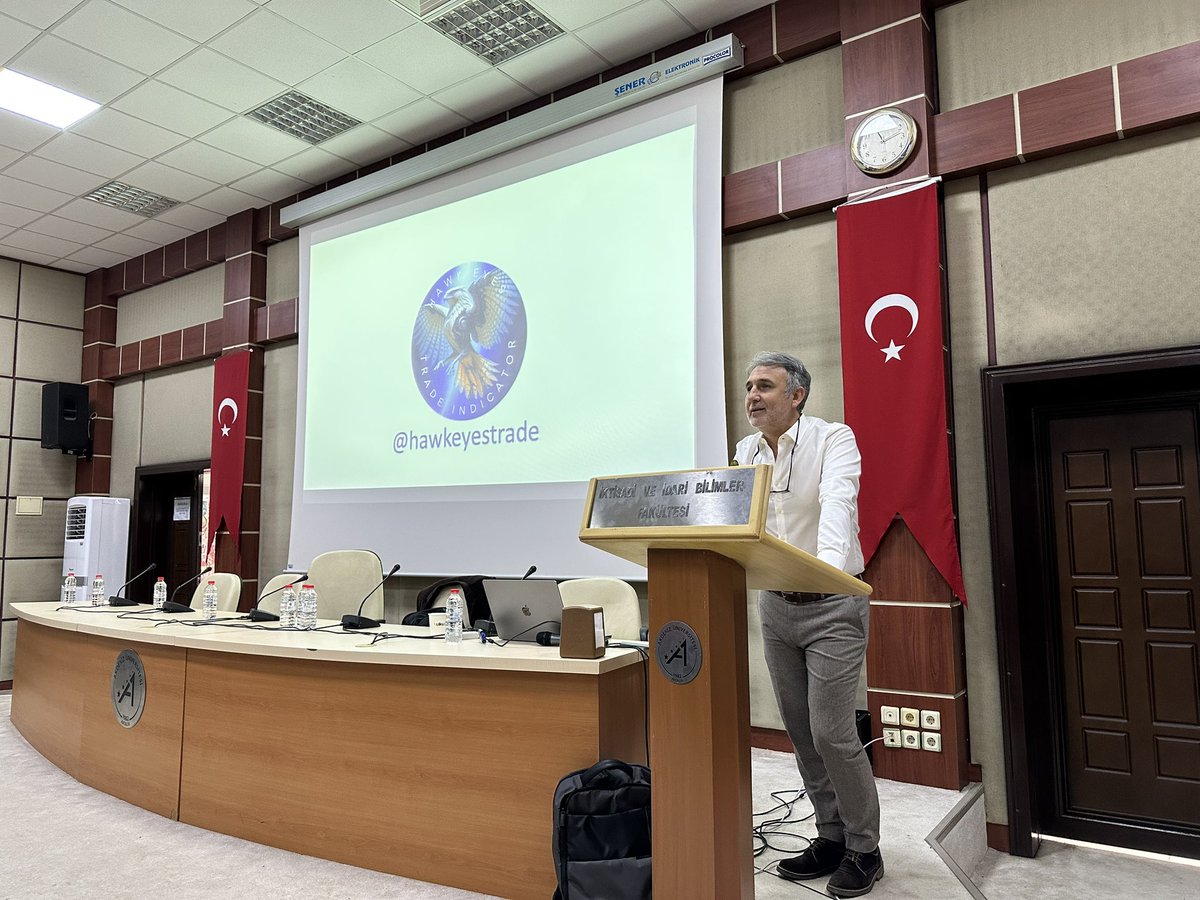parademitr's tweet photo. 🎙️ Akdeniz Üniversitesinde Parademi seminerinde  Yeni Oturum Başladı!

Şimdi sahnede algoritma tasarımcısı Ümit Şahin (@hawkeyestrade) var.

Sunum başlıkları:

📊 Teknik Analizin Yapısal Okuması
🤖 Algoritmik İşlem Sistemleri
🧠 İşlem Psikolojisi ve Disiplin
📈 Sistem Kurma ve Sürdürülebilirlik

Piyasalarda başarı; bilgi, matematik ve psikolojinin aynı denklemde buluşmasıyla mümkün.

Akdeniz Üniversitesi’ndeki seminerimiz tüm enerjisiyle devam ediyor.

#Parademi
#AkdenizÜniversitesi
#TeknikAnaliz
#Algoritmikİşlemler
#Finans
#Borsa
