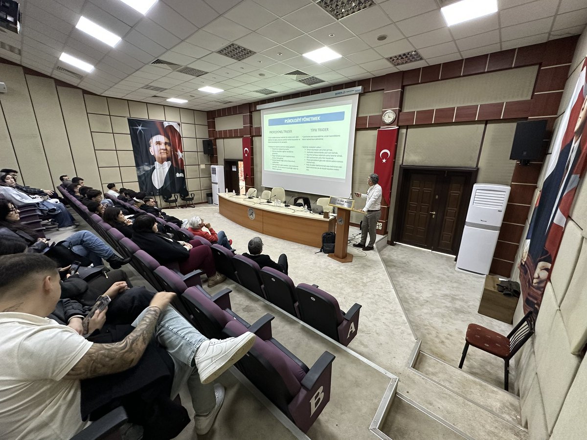 parademitr's tweet photo. 🎙️ Akdeniz Üniversitesinde Parademi seminerinde  Yeni Oturum Başladı!

Şimdi sahnede algoritma tasarımcısı Ümit Şahin (@hawkeyestrade) var.

Sunum başlıkları:

📊 Teknik Analizin Yapısal Okuması
🤖 Algoritmik İşlem Sistemleri
🧠 İşlem Psikolojisi ve Disiplin
📈 Sistem Kurma ve Sürdürülebilirlik

Piyasalarda başarı; bilgi, matematik ve psikolojinin aynı denklemde buluşmasıyla mümkün.

Akdeniz Üniversitesi’ndeki seminerimiz tüm enerjisiyle devam ediyor.

#Parademi
#AkdenizÜniversitesi
#TeknikAnaliz
#Algoritmikİşlemler
#Finans
#Borsa
