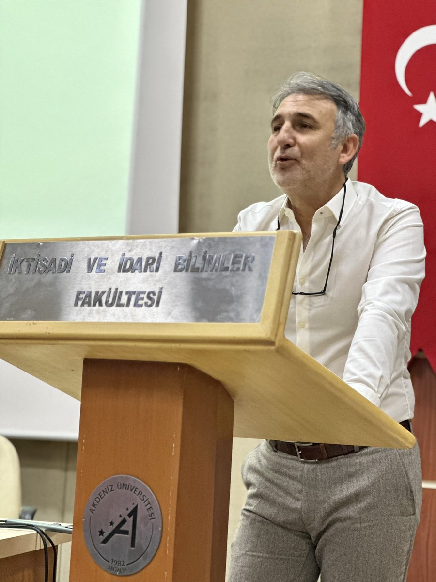 parademitr's tweet photo. 🎙️ Akdeniz Üniversitesinde Parademi seminerinde  Yeni Oturum Başladı!

Şimdi sahnede algoritma tasarımcısı Ümit Şahin (@hawkeyestrade) var.

Sunum başlıkları:

📊 Teknik Analizin Yapısal Okuması
🤖 Algoritmik İşlem Sistemleri
🧠 İşlem Psikolojisi ve Disiplin
📈 Sistem Kurma ve Sürdürülebilirlik

Piyasalarda başarı; bilgi, matematik ve psikolojinin aynı denklemde buluşmasıyla mümkün.

Akdeniz Üniversitesi’ndeki seminerimiz tüm enerjisiyle devam ediyor.

#Parademi
#AkdenizÜniversitesi
#TeknikAnaliz
#Algoritmikİşlemler
#Finans
#Borsa
