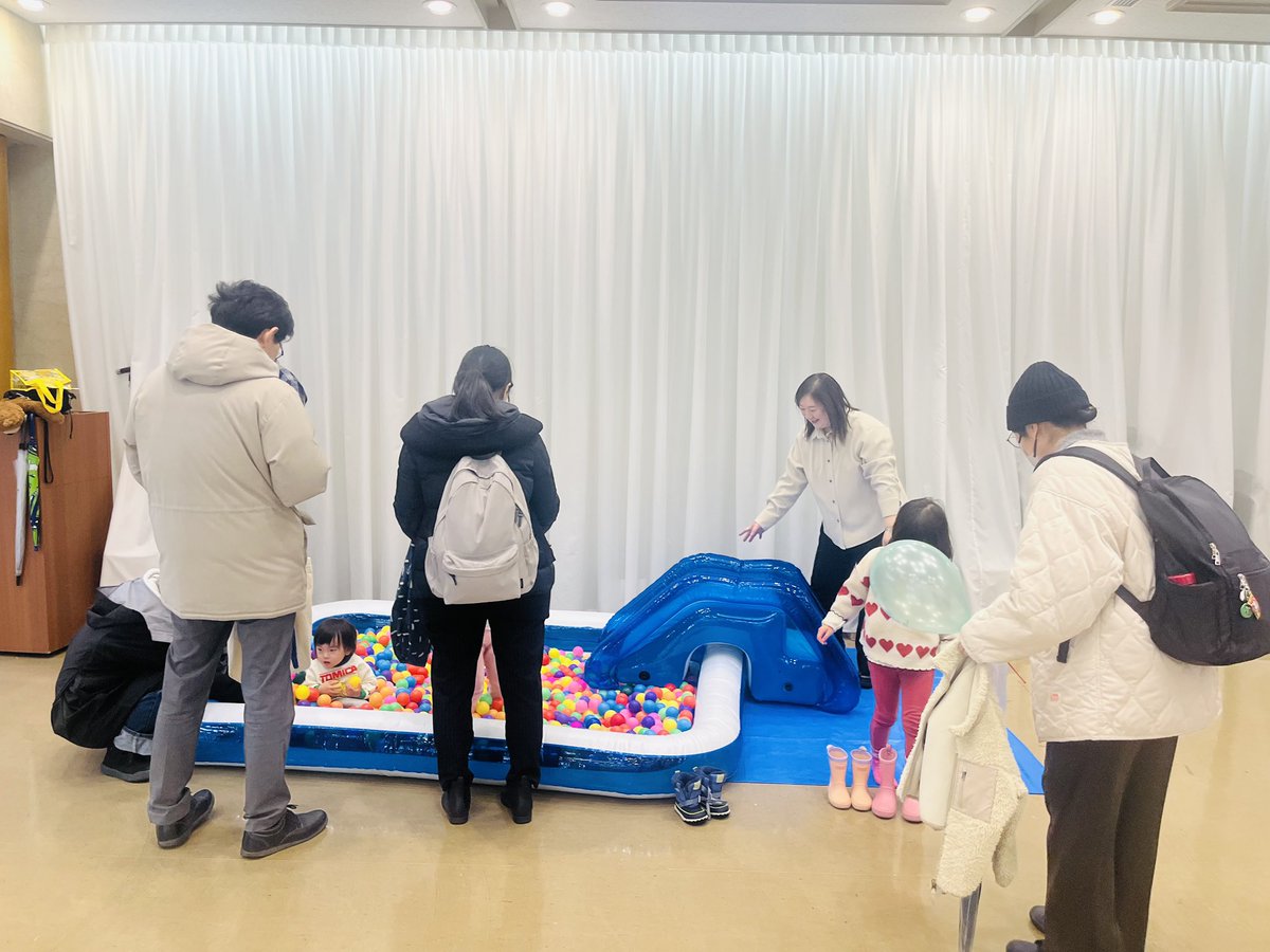 【2月8日（日）桐ヶ谷斎場地域感謝の集い✨】
雪が降るなかでの開催でしたが、650人を超える来場がありました！支え愛ひろばブースは、ポップコーンや防災食試食はあっという間の完売！射的・輪投げ・ボールプール・ボッチャ体験は最後まで大盛況でした👏