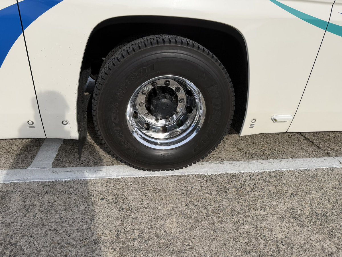 taisyou1881's tweet photo. 今回のバスの運転手22歳
ついに歳下に命預ける年齢かと考え深かった

高身長爽やかイケメンで免許2年前に取ったとは思えないほど運転上手くて、アクセル、ブレーキ、ギアチェンジ全てがリニアで信号停止するたびに上手くて鳥肌立った
小まめにバスを拭き拭きしてるし彼には頑張ってほしいと伝えてきた https://t.co/EAX0jlQGYH