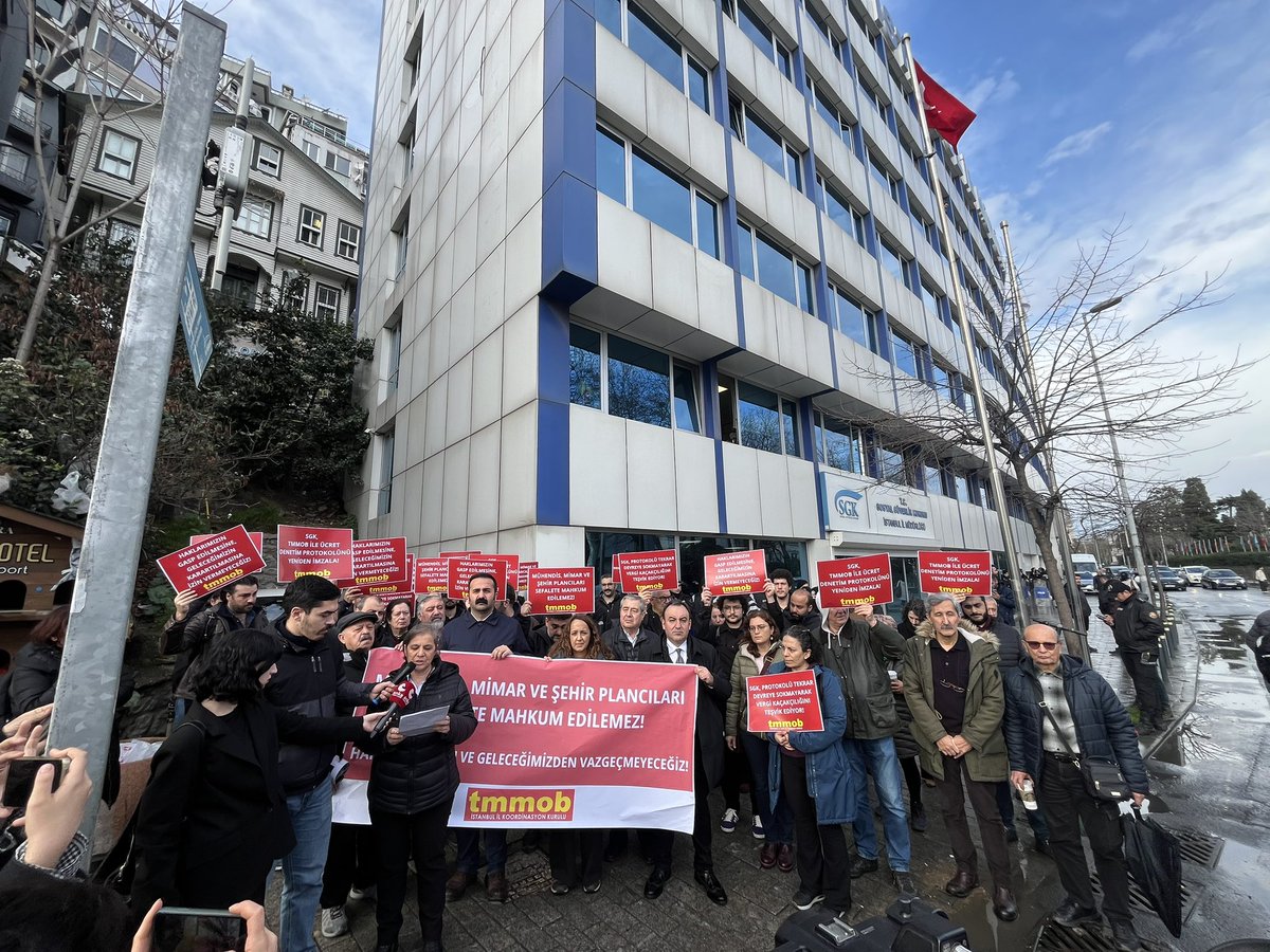 TMMOB1954's tweet photo. TMMOB İstanbul İl Koordinasyon Kurulu, SGK ile Birliğimiz arasında imzalanıp tek taraflı feshedilen Mühendis, Mimar ve Şehir Plancılarına ilişkin “Asgari Ücret Protokolü”nün yeniden yapılmasına ilişkin dilekçe vererek 17 Şubat 2026 tarihinde SGK İstanbul İl Müdürlüğü önünde bir basın açıklaması yaptı.

https://t.co/ZxcOhVO6Ue