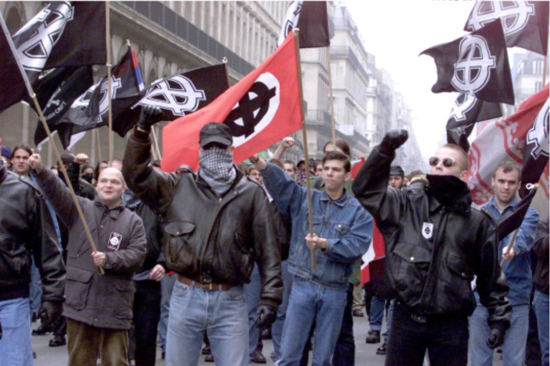 "Noooooon Quentin n'était pas un nazi, il allait juste à des marches entre potes traditionalistes !"

Les marches en question :