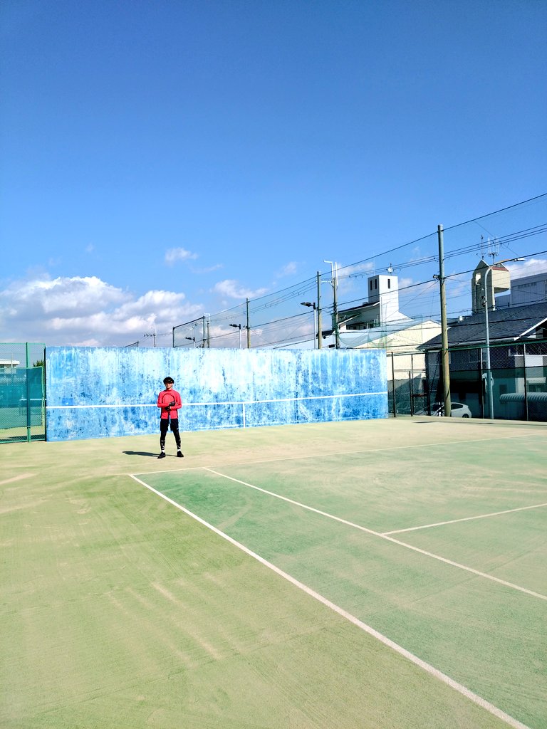 今日は摂津市柳田コートでシングルス🎾壁打ちできるけどミスったら隣のコートにボール入っちゃう🤣いつもゲームスコア競るんやけど今日も3オール15-40からの逆転勝ちやった😂もう1人は息子と言ってもいいぐらいの年齢差の若者やけど調子が上がる前に勝てたけど、エクストラゲームでは無事ボコられた😭