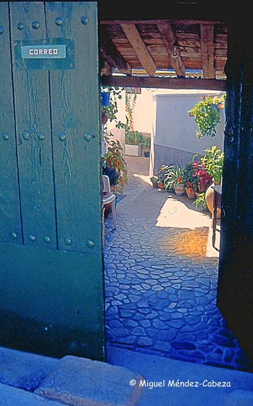 ARQUITECTURA POPULAR DE ANCHURAS Y SUS ALDEAS (2)
Texto: facebook.com/profile.php?id…
1.Muro de tapial sobre zócalo de canto de cuarcita y bardal vegetal de protección
2. Casa típica jareña de Anchuras
3. Corral en los años 50 con su cocina de verano en el rincón
4. Patio interior