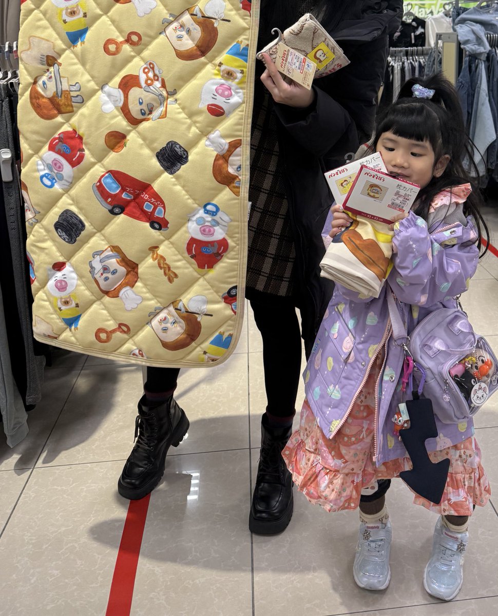 家族旅行で日本に来てたら、なんと発売日に遭遇！😍✨ タイミング良すぎて泣ける〜😭💖 パンどろぼう、無事ゲットできて幸せ！！🥖🐭