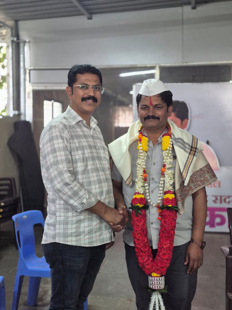 amolasarade's tweet image. ಪಟ್ಟಣಕಡೋಲಿ ಜಿಲ್ಲಾ ಪಂಚಾಯತ ಚುನಾವಣೆಯಲ್ಲಿ  ಶ್ರೀ ಮಹೇಶ  ಪಾಟೀಲ ಅವರು ಸುಮಾರು 7000 ಮತಗಳ ಅಂತರದಿಂದ ಅಭೂತಪೂರ್ವ ಆಯ್ಕೆಯಾಗಿದ್ದಾರೆ ಅವರಿಗೆ ತುಂಬು ಹೃದಯದ ಅಭಿನಂದನೆಗಳು 
ಅವರನ್ನು ಗೆಳೆಯರ ಬಳಗದಿಂದ ಹೃತ್ಪೂರ್ವಕವಾಗಿ ಸತ್ಕರಿಸಲಾಯಿತು 

#maharashtra 
#zp 
#zpelection 
#zpelection2026 
#pattankadoli 
#mpsarakar