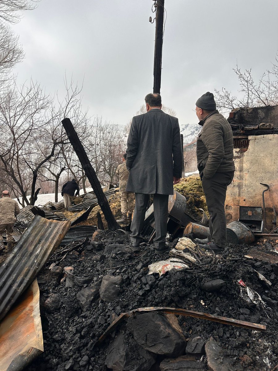 BingolOdas's tweet photo. Bingöl Ziraat Odası Başkanımız Haşim BÜRKEK, Haziran köyünde çıkan yangında ahırı, evi kullanılamaz hale gelen ve 6 büyükbaş hayvanı telef olan Abdullah BULDAĞ'ı ziyaret ederek bilgi aldı. https://t.co/IUW5Y1QYby