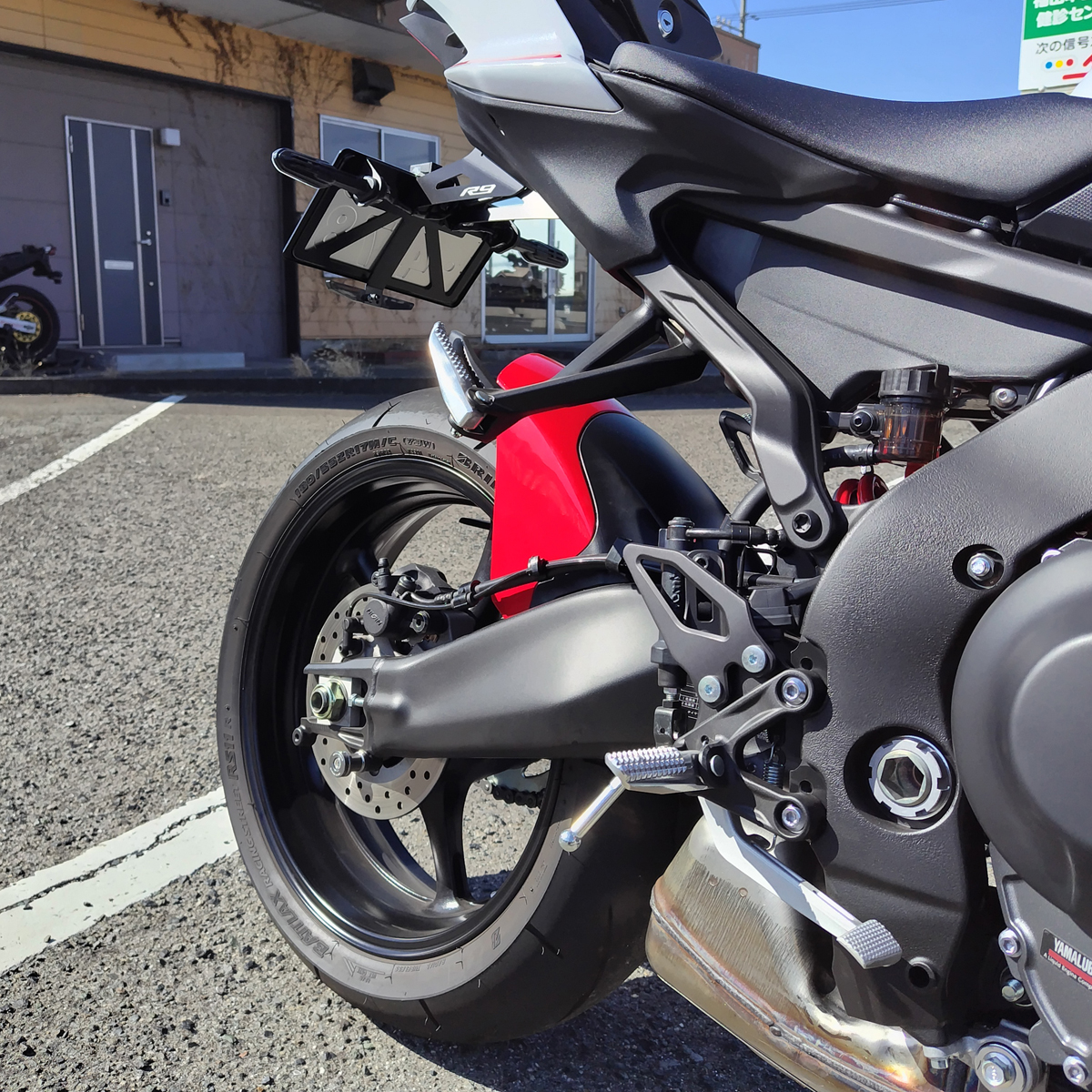 【YZF-R9のインナーフェンダー続報】赤に塗装した、Shingarさんのインナーフェンダーをお客様の車両に装着しました！

足元に赤の差し色、めちゃくちゃカッコいいです！！！！！！！！！！

フェンダー全部「赤」じゃなくて、純正フェンダーの黒×赤！
とてもとても良いです🤗
#yzfr9 #ヤマハLOVE