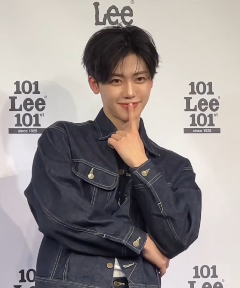 ไปออกงานไหนก้แล้วแต่ ไม่ลืมที่จะกยู้ว5555555555555555555555555