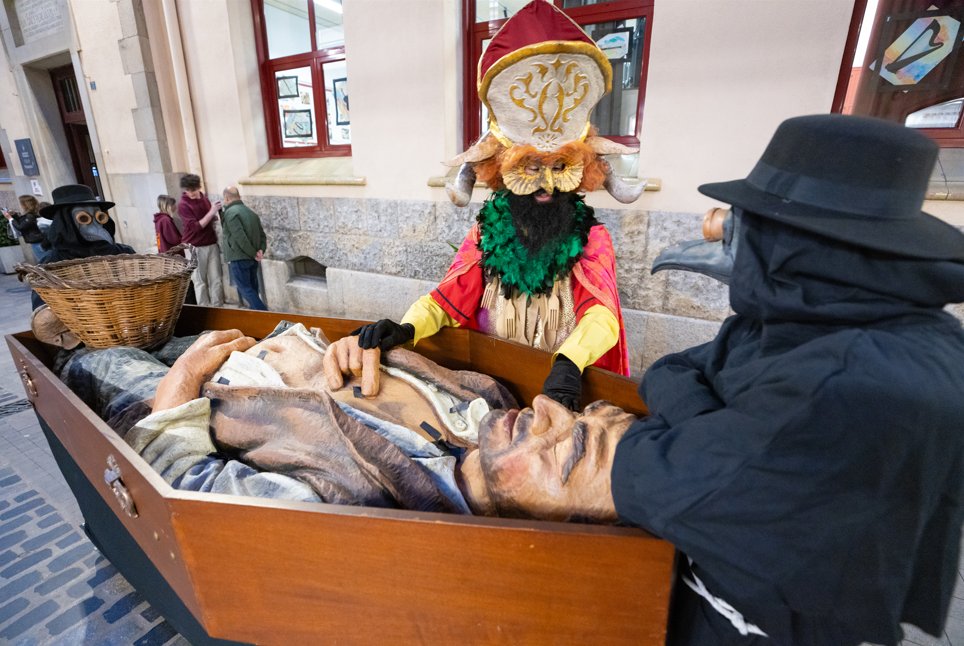 granollers's tweet photo. 🎉A partir de les 16 h al Palau de Can Solda es farà la vetlla d’en Carnestoltes d’avui Dimecres de Cendra!

🔹16 h: Vetlla d’en Carnestoltes 
🔹18.30 h: Cercavila de dol
🔹19 h: Versots de la Vella Quaresma i cremació d’en Carnestoltes

+info: https://t.co/Yn8ga3YSdB https://t.co/qjNwQSiI9a