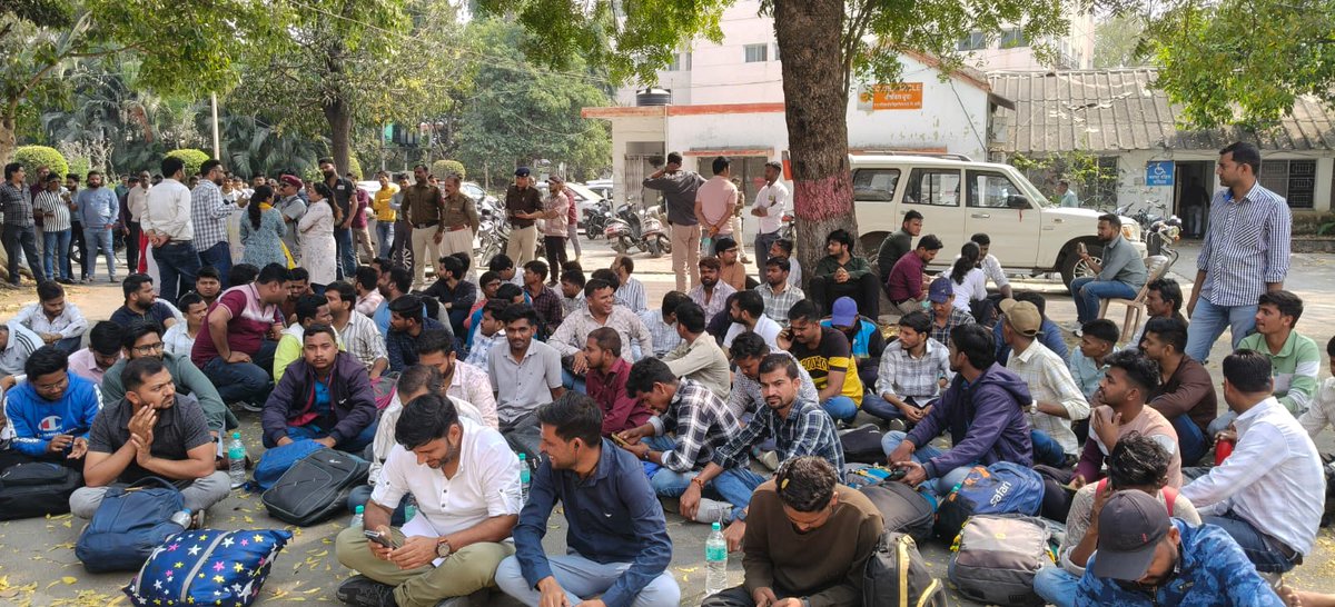 dharam_199's tweet photo. मध्यप्रदेश में शायद ही कोई ऐसी भर्ती हो जो तय समय सीमा में पूरी हो पाती हो।
ग्रेड-3/4 (ऑफिस असिस्टेंट, स्टोर असिस्टेंट एवं अन्य) भर्ती परीक्षा-2025 कई महीनों से लंबित पड़ी है। अभ्यर्थी दर-दर की ठोकरें खाने को मजबूर हैं, जबकि जिम्मेदार लोग चुप्पी साधे बैठे हैं।
@DrMohanYadav51 https://t.co/1zIyjbloq2