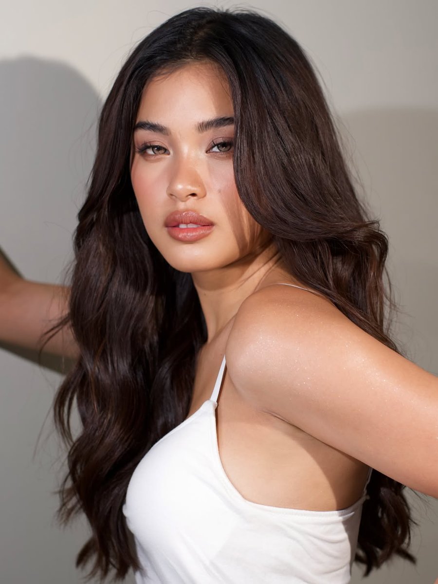 PilipinasToday_'s tweet photo. SLAY ANG FACE CARD NI SHUVEE! 😍🔥

Hindi mapigilan ang paghanga ng netizens sa stunning visuals ng aktres na si Shuvee Etrata sa kanyang latest Instagram photos.

“Bella Bonita 🥀🌹,” caption niya sa post.

📸 Photo courtesy: @‌thazziafalek, @shuveeetrata / Instagram

#PilipinasToday
#ShuveeEtrata