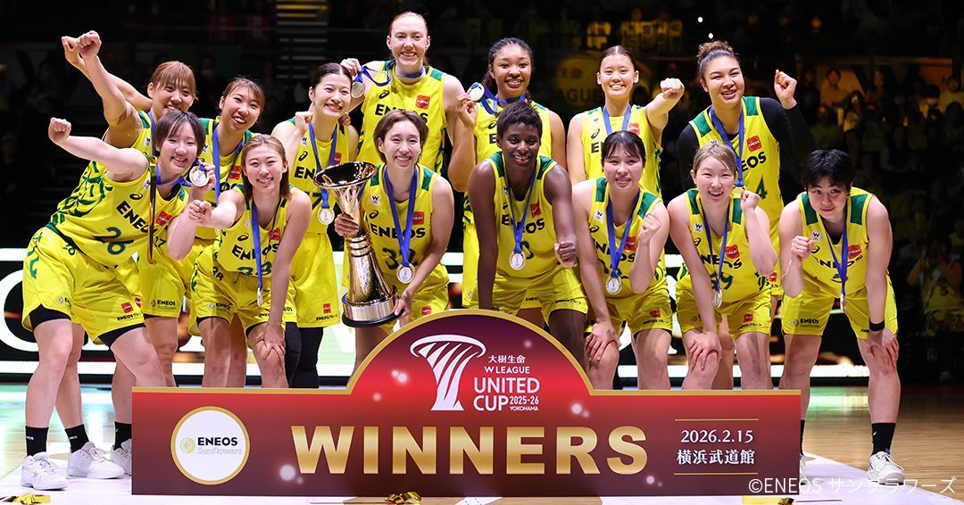 ASICS_JP's tweet image. 👑The Double Crown🌻
激闘の連戦を勝ち抜き、
鮮やかに咲き誇った"ひまわり"。

大切な仲間とのラストゲームを
歓喜と感動の華で満たし、
笑顔で次の舞台へと送りだした。

おめでとう。
その笑顔は、誰かの明日を照らす光になる。

＠eneossunflowers
#SoundMindSoundBody