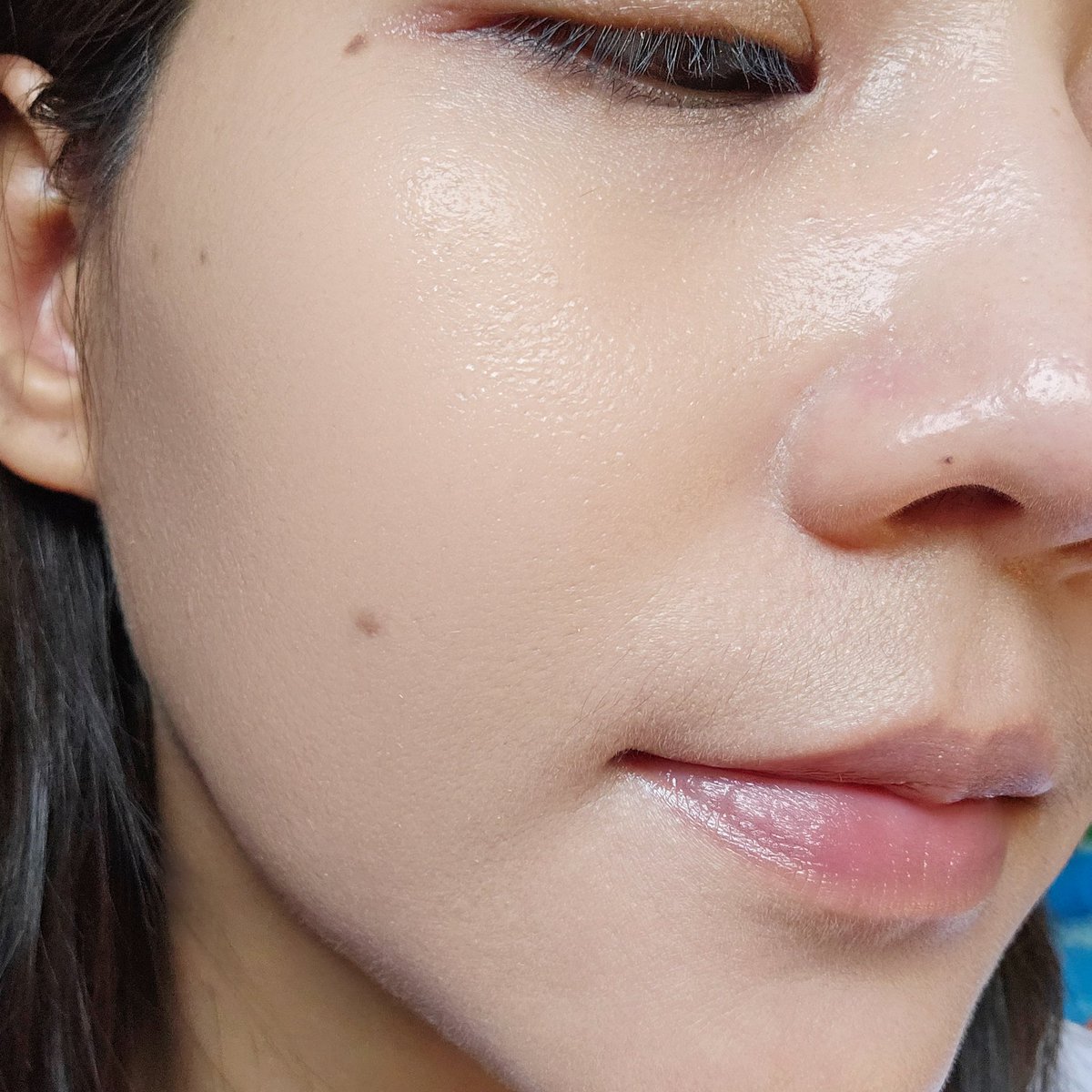 ใครชอบงานผิวสบายๆ ต้องลองตัวนี้ Skintific Skintint ที่ให้ฟินิชเซมิแมตต์ เนื้อเบาเกลี่ยง่าย เราใช้มือเกลี่ยไม่เป็นคราบ พวกรอยดำรอยสิวตัวนี้ไม่ปกปิดน๊า ใช้คอลซีลเลอร์ปิดเพิ่มเอา ส่วนตัวชอบความเบาบางนี่ล่ะ ใช้แป้งฝุ่นเซตทับปิดจบ