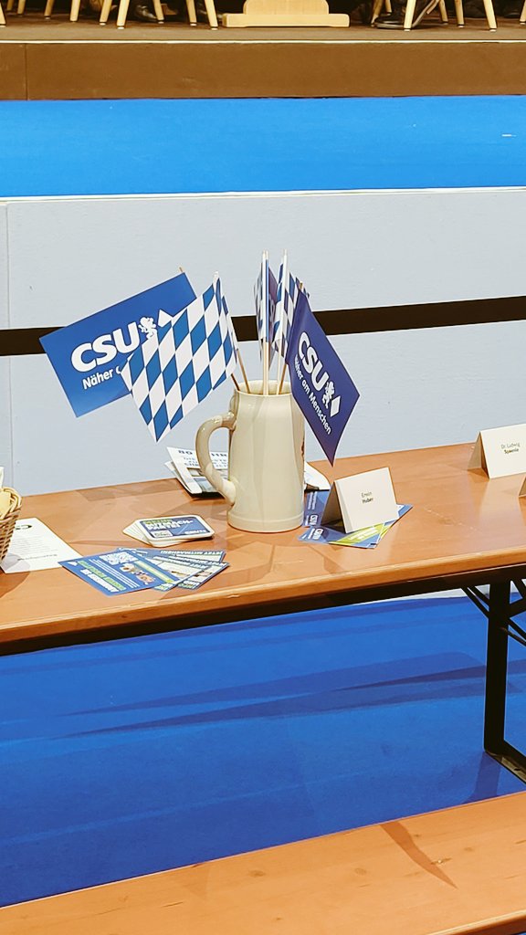 SebHorsch's tweet photo. Heimkehr des verlorenen Sohnes? Erwin Huber, zuletzt auch mal bei Grünen-Veranstaltungen gesehen, hat beim Aschermittwoch der CSU in Passau einen Platz im Bereich ganz vorne bei @Markus_Soeder. Allerdings: ganz links außen. https://t.co/DPiFsdDs8M