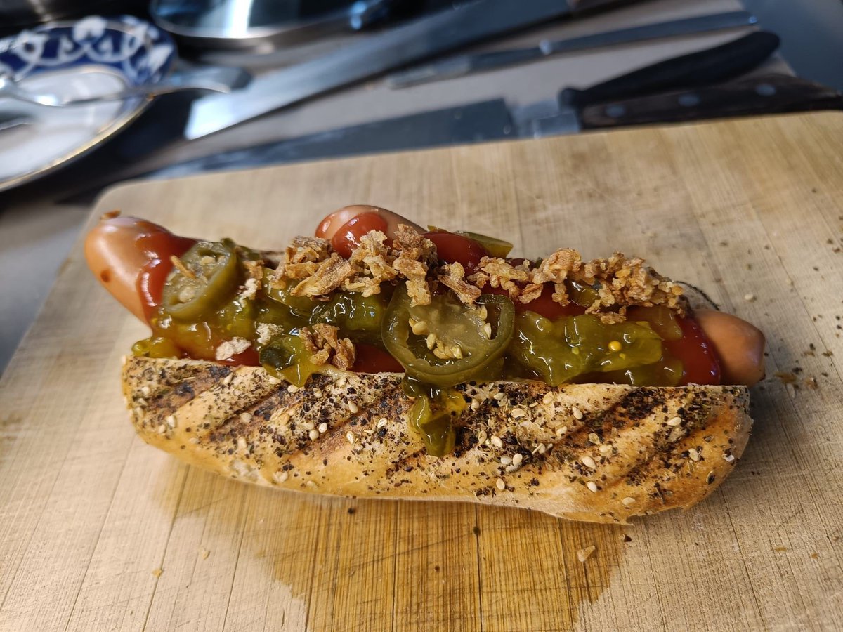 HilpoJuhana's tweet image. Snack

Hot dog with two sausages.

– Brioche bun, table mustard, sausages, ketchup, cucumber relish, fermented chili and crispy fried onions.

#sourdough #hapanjuuri #brioche #homemade