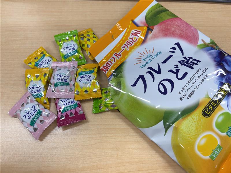 風邪が流行っていますね...
寒暖差が激しかったり、疲れが溜まると体調を崩しやすくなるので、気を付けていきましょう♪

のど飴をなめるのもいいですね🍬