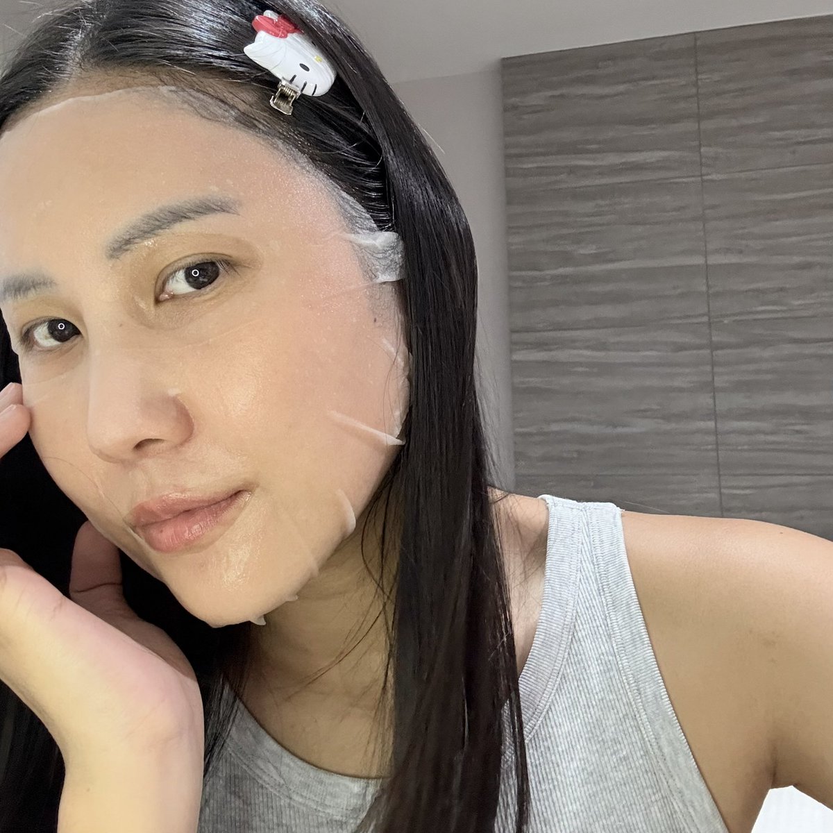 มาสก์ NANOPLAT ของ Her Hyness ใส่เซรั่มฉ่ำๆ มาส์กได้ 40 นาที ใช้แล้วผิวฉ่ำฟู ไบร์ทขึ้น ผิวกลาส วาวๆเว่อ คือเลิฟมาส์กขาวตัวนี้มาก แผ่นมาส์กชีบางแนบผิวจริง เริ่ดๆ