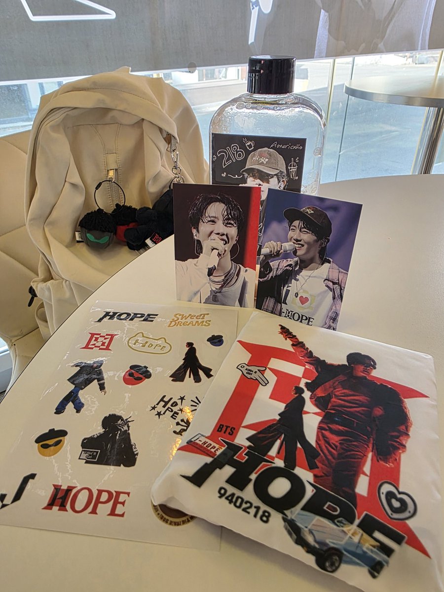 jju_jin's tweet photo. H.B.D HOBI
열씨미 오픈런해서 선착순 특전 쿠폰 받았넹
근데 머가 선착순 선물일까?
장바구니 조타~ 크로와상 안시킨 나는 종이컵은 안준다네 시킬껄 아숩지만 이뿌니깐^^
#제이홉의하루가_사랑으로가득하길 
#제이홉_생일복_많이받아 
#HAPPYJHOPEDAY 
#To_Be_Continued_218 

@BTS7ARMY365 https://t.co/ZoIduoKWEi