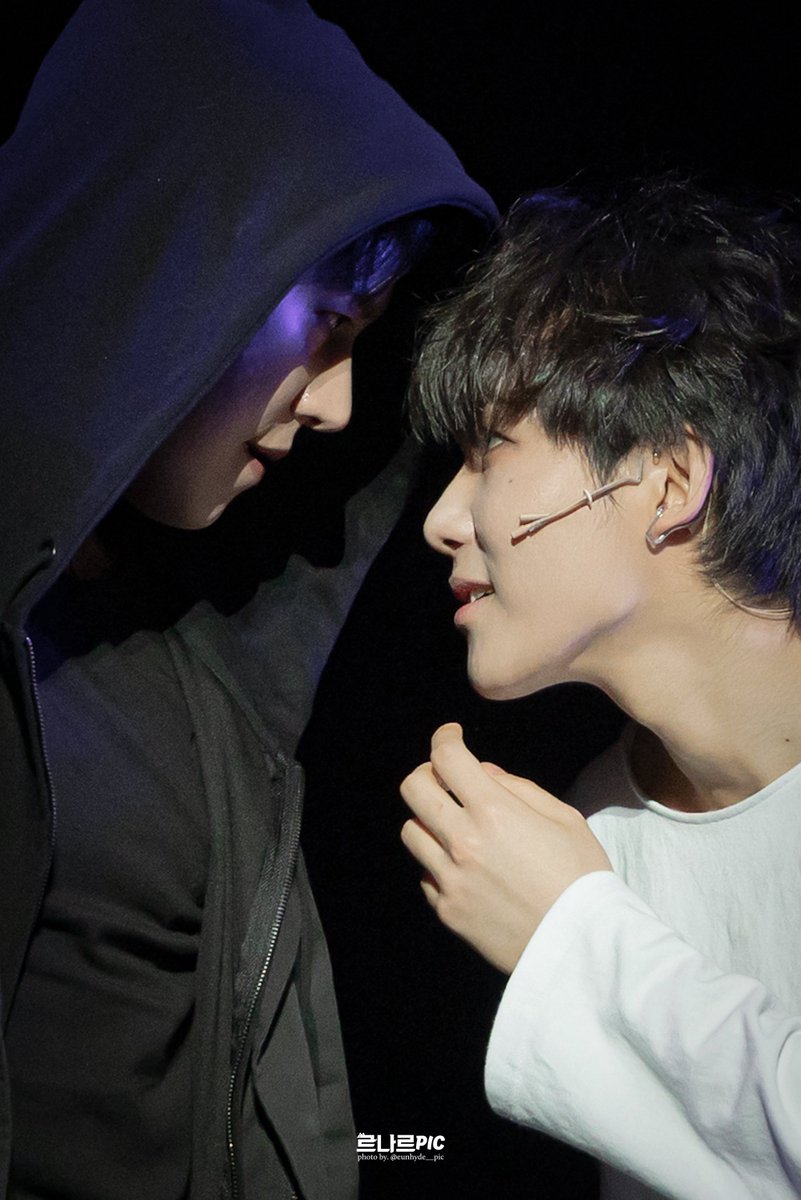 260218 데스노트 커튼콜데이 낮공 

둘의 눈빛 좀 봐(〃ω〃)...💕

야가미 라이토 #규현 배우님
L #탕준상 배우님