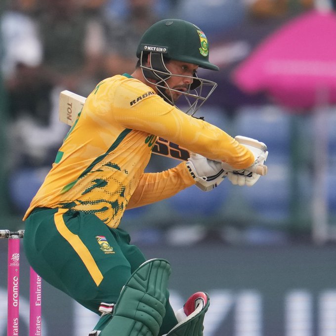 SA two down as QDK departs, but still cruising towards the modest target of 123