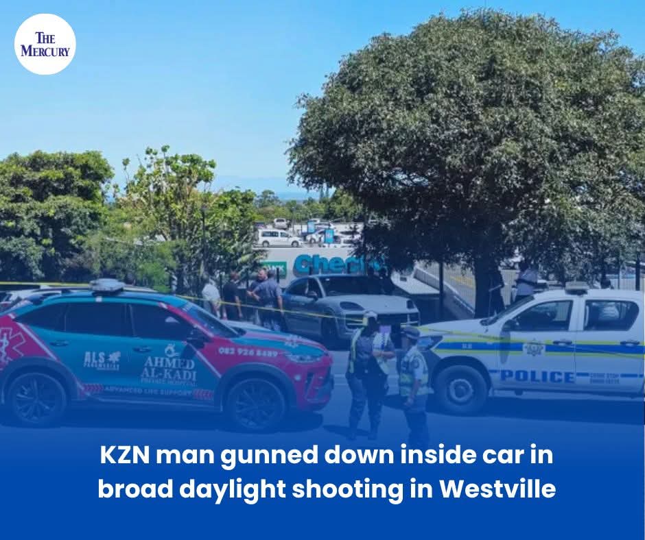 TheMercurySA's tweet photo. 🚨 A man was tragically gunned down inside his car in broad daylight at a busy Westville intersection. Police and paramedics responded swiftly, but the victim, believed to be in his 30s, succumbed to multiple gunshot wounds.

Read more: https://t.co/V5rXzmh8nW

#Westville #KZN https://t.co/OQJhqB4tLR
