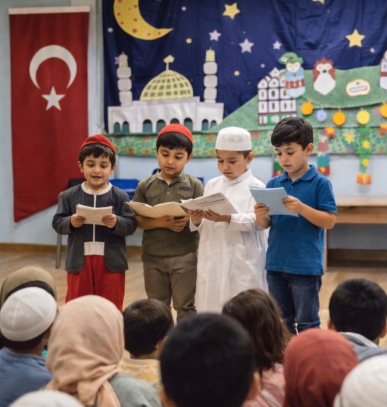 Okullarda yarı çıplak şekilde Vals oynayan öğrenciler medeni(!)

Ramazan etkinlikleri düzenleyen öğrenciler ise beyni sulanmış(!)

Az domuz uşağı değilsiniz. 

-Kudursanız da kültürel hegemonyanız bitti!