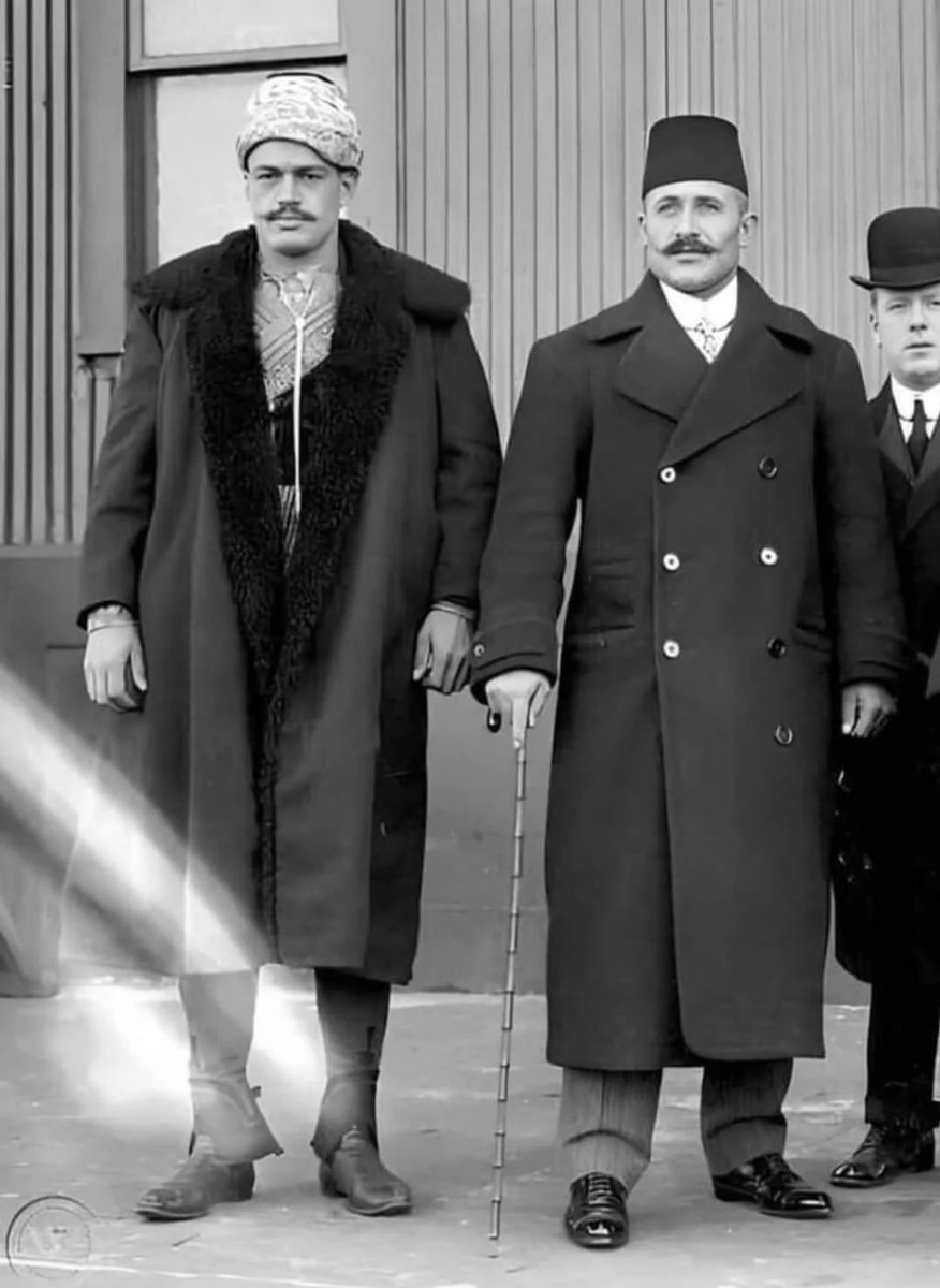 🔵 #ARŞİV | 1909 yılında güreşmek için ABD'ye giden 2 Türk güreşçi  Maksut Murat ve Kızılcıklı Mahmut Pehlivan'ın fotoğrafı;