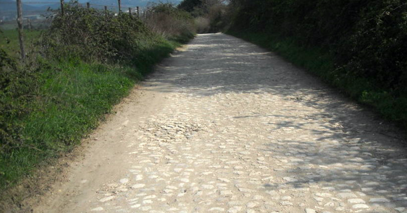 EAniballi's tweet photo. Guidonia – Via della Selciatella al buio e piena di buche. Residenti esasperati: difficile da percorrere anche per i mezzi di soccorso https://t.co/rlj0eYGBvh https://t.co/3d21ELPgDk