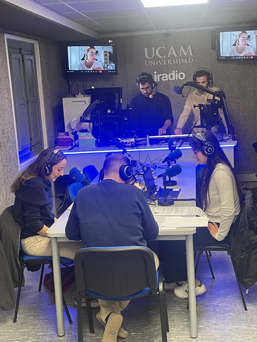 iradioUCAM's tweet photo. ¡Volvemos a encender los micros en #AlDente! 🎙️
 ¿La pirámide alimentaria? Vuelco total 🙃
 • Guías 2025 (EE. UU.) + SENC 🇪🇸 • El “error” de diseño de 1992 • Cocina real con Manolo Hernández 👨‍🍳 • De calorías a nutrientes 🥩🥦
 🎧 Dale al play
https://t.co/XCb5PgeqTJ https://t.co/NDLTce6j9p