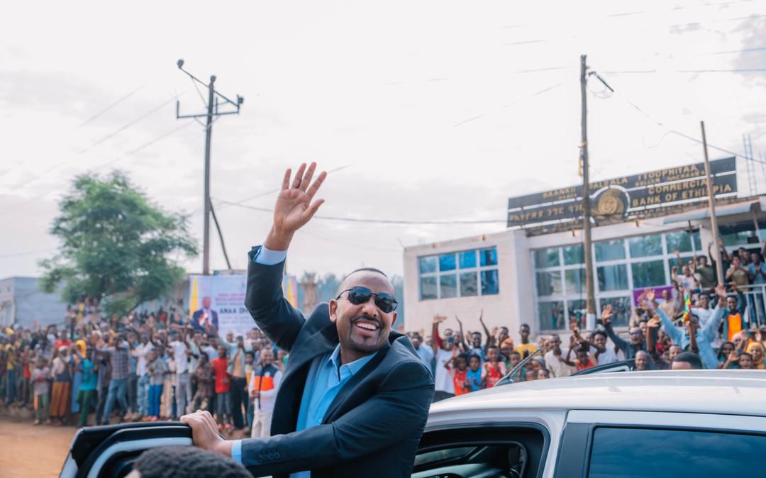 ebczena's tweet photo. Prime Minister #Abiy Ahmed (Dr.)visited a banana cluster farm in Hawa Gelan #Woreda of Kelem Welega Zone, developed under the Bounty of the Basket (Lemat Tirūfat) initiative. Prime Minister Abiy said he was encouraged to see farmers working together in an organized and cooperative manner, transforming the area through their dedication and hard work. The farm stands as a strong example of how properly utilizing local land and water resources can create meaningful change. By applying traditional irrigation methods and making effective use of available resources, the community has built a productive and promising agricultural site. It was especially inspiring to witness how improved road infrastructure is supporting farmers in bringing their produce to market with greater ease. This progress reflects what can be achieved when development efforts are closely aligned with the needs and potential of the local community.