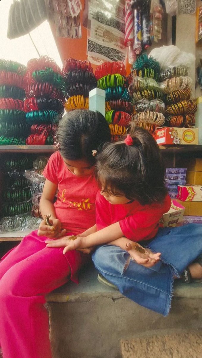 गुड़िया 
(Jamaica Kincaid लिखित girl से प्रेरित)

सुबह, आंखे हथलियों में ही खोलना,  बिस्तर पर पड़ी सिलवटें सही कर के ही बाहर आना
मलाई वाला दूध मत पीना, मक्खन जब तक मथना न सिख जाओ खाने की जिद मत करना 
दांत दिखाकर मत हंसना, गुस्सा आए तो पैर मत पटकना,
जोर जोर से बातें मत करना
अनजान