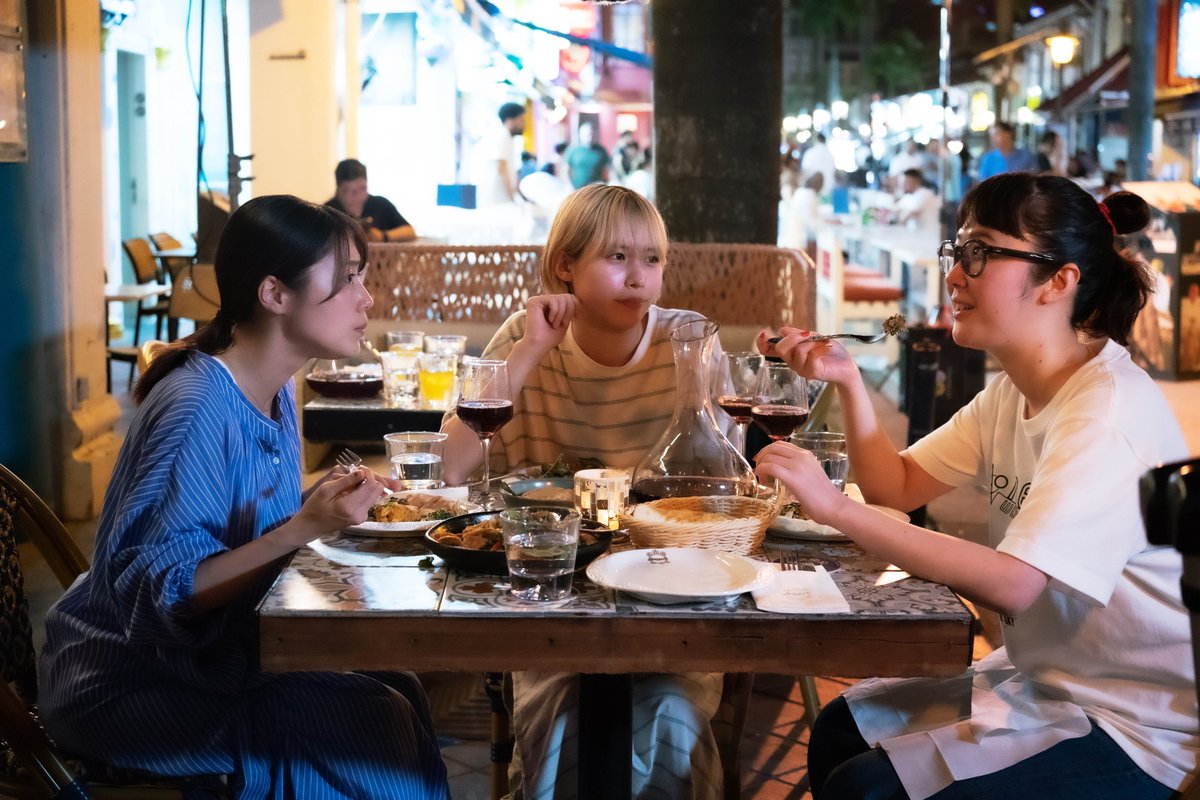 kurokiharu_ouen's tweet photo. #黒木華 さん最新情報

映画『#マジカル・シークレット・ツアー』
6月19日(金)全国公開

新場面写真が解禁されましたよ！

☆夫の横領と解雇を突然知った二児の母・和歌子役
（有村架純さん）
☆600万円の借金を抱えた研究者・清恵役
（黒木華さん）
☆貯金ゼロの未婚の妊婦・麻由役
（南沙良さん） https://t.co/QomuubhkLA
