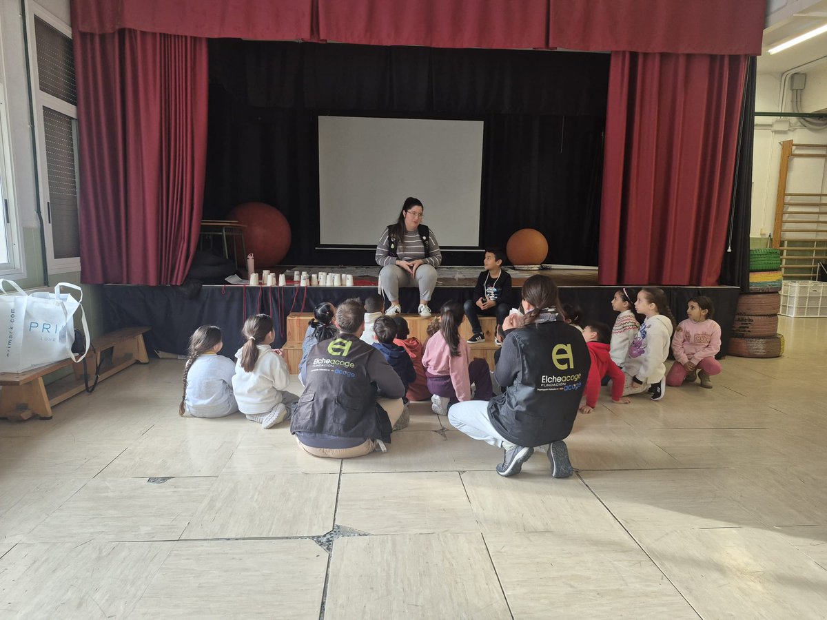 Aquí, durante uno de los talleres que impartimos en el CEIP TOSCAR sobre comunicación y maneras de comunicarnos  
📌Actividad enmarcada en el proyecto Integración educativa y social del alumnado migrante financiado por Fundación Juan Perán Fundación Juan Perán-Pikolinos