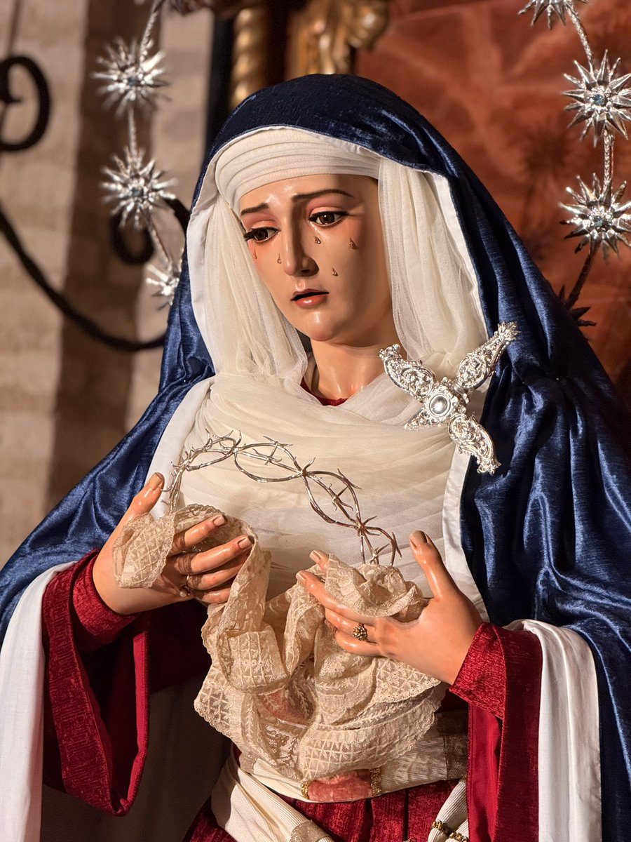 JHS_SALTERAS's tweet photo. 𝐂𝐔𝐀𝐑𝐄𝐒𝐌𝐀. 

“𝐄𝐬𝐭𝐚𝐛𝐚 𝐝𝐞 𝐩𝐢𝐞 𝐥𝐚 𝐌𝐚𝐝𝐫𝐞 𝐝𝐨𝐥𝐨𝐫𝐨𝐬𝐚, 𝐣𝐮𝐧𝐭𝐨 𝐚 𝐥𝐚 𝐜𝐫𝐮𝐳 𝐥𝐥𝐨𝐫𝐨𝐬𝐚…”

Al inicio de una nueva Cuaresma, María Santísima de los Dolores ha sido vestida de hebrea. 

#Cuaresma 
#HdadLosBlancos 
#salteras https://t.co/s1MNHSLoNi
