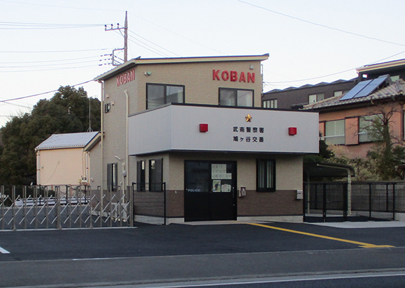 hatogayaphoto's tweet photo. 川口市桜町の鳩ヶ谷交番が建て替えられて昨日開所したようですね。交番にお世話になることは無い方が良いのですが、立派な交番が防犯に役立つと良いですね。なお、弊店は交番の前ではありませんのでお間違えのないよう(-_-;) https://t.co/dKnLg73FMt