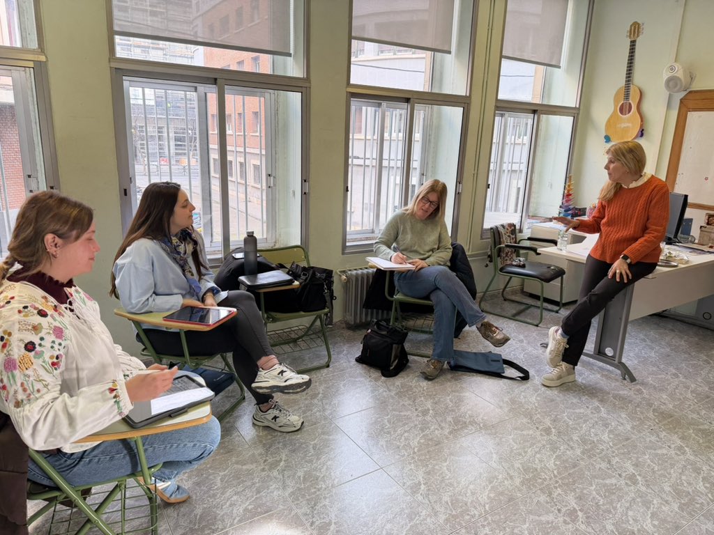 aeverbotonal's tweet photo. Vamos a por el segundo día del III curso Verbotonal!!! Hoy toca Ritmo Musical, uno de los procedimientos al que “más miedo tenemos” pero uno de los que más nos enamora!! Y Marivi es “la culpable” de ello!!❤️ aprovecharla mucho y disfrutad del día!! Luego si contamos un poquito+! https://t.co/1e8I45ube4