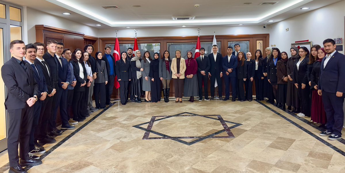 İstanbul Üniversitesi Siyasal Bilgiler Fakültesi Siyasal Akademi Kulüp Başkanı Sn.Begüm Hazal Gözüaçık ve kulübe üye öğrenciler Kaymakamımız Sn. Özlem Bozkurt Gevrek’i ziyaret ettiler.

Öğrencilerle sohbet eden Kaymakamımız aynı okuldan mezun olması dolayısıyla öğrencilik