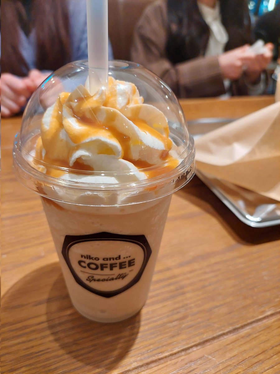 ｢初恋って
人生においてやっぱ大事ですか？」

17歳・19歳・40歳という
不思議な面々でお茶。
着席第一声が17歳のこれ。

「幼小中高ずっと一緒の人がいて」
気になっとると？
「まさか！
全然そんなんじゃなくて！」

アニメでよく聞く台詞を
リアルで聞いた日曜午後。
あぁキャラメルマキアート。