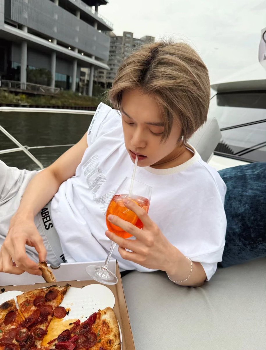 and fuck whoever gets to be on a boat and eat pizza and sip on aperol spritzes with him