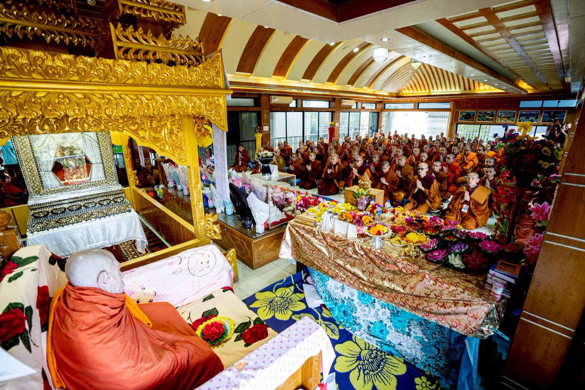 Psanitwong's tweet photo. 3-5 กุมภาพันธ์ 2569 โครงการเดินธรรมยาตรา ครั้งประวัติศาสตร์ บนเทือกเขาจิตตะกอง ประเทศบังกลาเทศ
วัดพระธรรมกาย มูลนิธิธรรมกาย ร่วมกับ เครือวัดราชบัณนะวิหาร ซึ่งมีวัดสาขารวมกว่า 130 วัด บนเทือกเขาจิตตะกอง ประเทศบังกลาเทศ จัดโครงการเดินธรรมยาตรา เพื่อสันติภาพ เป็นครั้งแรกในบังกลาเทศ โดยเริ่มเดิน จากวัดราชบัณนะวิหาร เมือง #รังกามาติ ไปยังวัด อริยาบานาวิหาร เมือง #คาร์กาชารี รวมระยะทางประมาณ 75 กิโลเมตร
โดยมีคณะสงฆ์จากสาขาต่างๆสมัครเข้าร่วมโครงการเดินธรรมยาตรา ครั้งประวัติศาสตร์จำนวน 203 รูป และในวันจันทร์ที่ 2 กุมภาพันธ์ ได้มีการลงทะเบียน ถ่ายภาพหมู่ และซ้อมเดินธรรมยาตรา ก่อนที่จะเริ่มออกเดินในช่วงเช้ามืดของวันที่ 3 กุมภาพันธ์ โครงการดังกล่าวจัดในวาระโอกาส มุทิตาสักการะ ครบรอบ 76 ปี พระปรารถนา ลังกามหาเถโร เจ้าอาวาสวัดราชบัณนะวิหาร