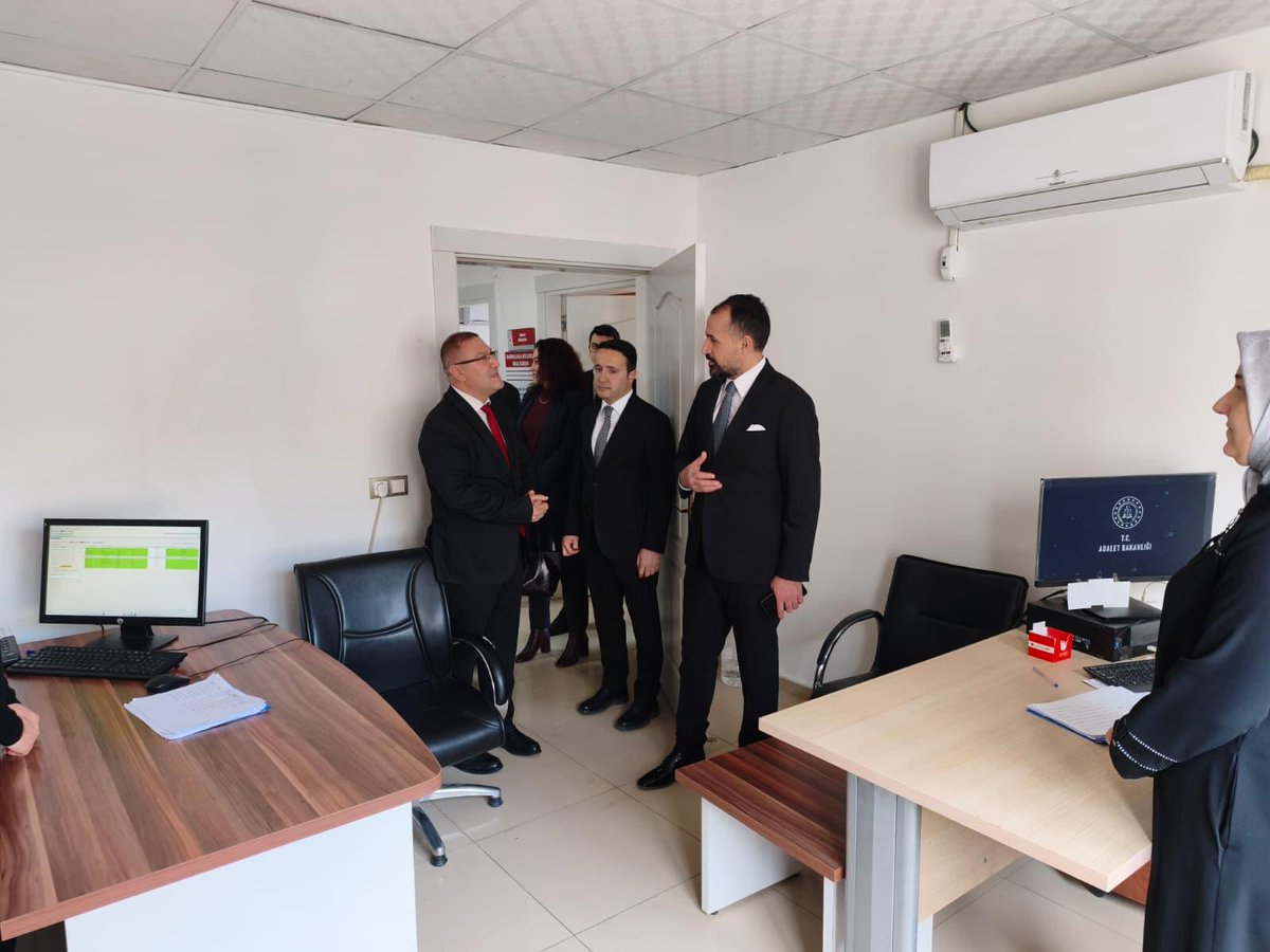 huseyinsk23's tweet photo. Nizip Denetimli Serbestlik Müdürlüğü Ziyareti
Bir Nizip Hatırası…

Nizip Denetimli Serbestlik Müdürlüğümüzü ziyaret ederek yürütülen çalışmaları yerinde görme ve meslektaşlarımızla değerlendirme yapma imkânı bulduk.
Ziyaret kapsamında;
▪️ Denetimli serbestlik sistemimizin 2025 yılı 20. yıl çalışmaları
▪️ 2026 yılında gönüllü sayısının artırılması ve sistemden daha etkin yararlanılması
▪️ Bağımlılıkla mücadelede Yeşilay ile yürütülecek ortak çalışmalar
▪️ Özel sektör iş birlikleri ve yükümlülerin istihdama kazandırılması
▪️ Ceza infaz kurumları ile denetimli serbestlik müdürlükleri arasındaki iş birliği kapsamında bilgilendirme süreçleri
▪️ Kendi işini kurma projelerinde yapılan mevzuat değişikliklerinin yükümlülere aktarılması ve başvuru süreçlerinin desteklenmesi
▪️ Yürütülen çalışmaların toplumla paylaşılması ve kamuoyuna anlatılması
• ▪️ Barolarla iş birliği ve denetimli serbestlik sisteminin tanıtımı
• ▪️ Hâkim ve Cumhuriyet savcılarına sistemin daha etkin şekilde aktarılması
başlıklarında kapsamlı değerlendirme ve istişarelerde bulunduk.

Nizip Denetimli Serbestlik Müdürlüğümüzde görev yapan çalışma arkadaşlarımızın özverili çalışmaları, gönüllü desteğinin çeşitliliği ve sahadaki güçlü uygulamalar bizlere umut verdi. 

Emekleri için her birine teşekkür ediyorum.
Merkezden taşraya birlikte daha güçlü.
Teşkilatın nabzı sahada atar.
#DenetimliSerbestlik
#SahadaAdalet
#BirlikteDahaGüçlü