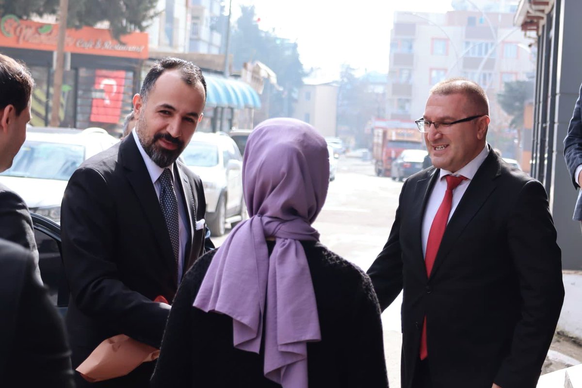 huseyinsk23's tweet photo. Nizip Denetimli Serbestlik Müdürlüğü Ziyareti
Bir Nizip Hatırası…

Nizip Denetimli Serbestlik Müdürlüğümüzü ziyaret ederek yürütülen çalışmaları yerinde görme ve meslektaşlarımızla değerlendirme yapma imkânı bulduk.
Ziyaret kapsamında;
▪️ Denetimli serbestlik sistemimizin 2025 yılı 20. yıl çalışmaları
▪️ 2026 yılında gönüllü sayısının artırılması ve sistemden daha etkin yararlanılması
▪️ Bağımlılıkla mücadelede Yeşilay ile yürütülecek ortak çalışmalar
▪️ Özel sektör iş birlikleri ve yükümlülerin istihdama kazandırılması
▪️ Ceza infaz kurumları ile denetimli serbestlik müdürlükleri arasındaki iş birliği kapsamında bilgilendirme süreçleri
▪️ Kendi işini kurma projelerinde yapılan mevzuat değişikliklerinin yükümlülere aktarılması ve başvuru süreçlerinin desteklenmesi
▪️ Yürütülen çalışmaların toplumla paylaşılması ve kamuoyuna anlatılması
• ▪️ Barolarla iş birliği ve denetimli serbestlik sisteminin tanıtımı
• ▪️ Hâkim ve Cumhuriyet savcılarına sistemin daha etkin şekilde aktarılması
başlıklarında kapsamlı değerlendirme ve istişarelerde bulunduk.

Nizip Denetimli Serbestlik Müdürlüğümüzde görev yapan çalışma arkadaşlarımızın özverili çalışmaları, gönüllü desteğinin çeşitliliği ve sahadaki güçlü uygulamalar bizlere umut verdi. 

Emekleri için her birine teşekkür ediyorum.
Merkezden taşraya birlikte daha güçlü.
Teşkilatın nabzı sahada atar.
#DenetimliSerbestlik
#SahadaAdalet
#BirlikteDahaGüçlü