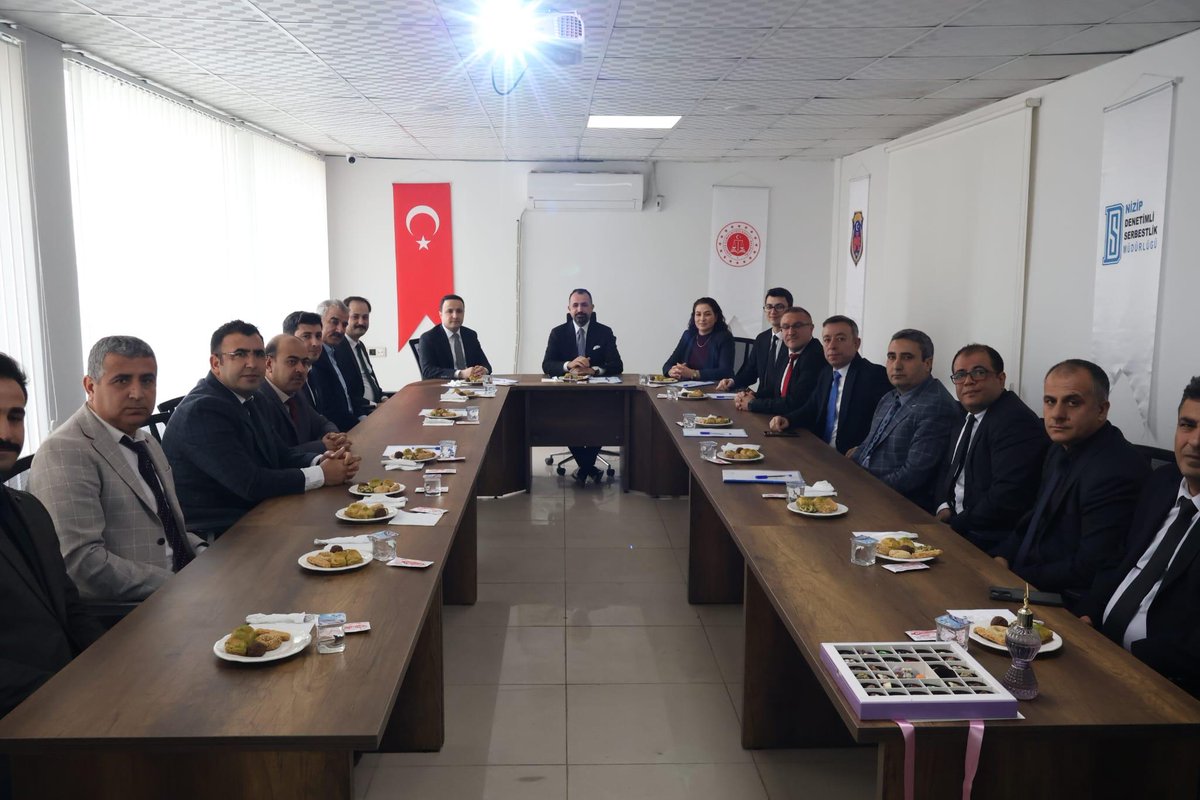 huseyinsk23's tweet photo. Nizip Denetimli Serbestlik Müdürlüğü Ziyareti
Bir Nizip Hatırası…

Nizip Denetimli Serbestlik Müdürlüğümüzü ziyaret ederek yürütülen çalışmaları yerinde görme ve meslektaşlarımızla değerlendirme yapma imkânı bulduk.
Ziyaret kapsamında;
▪️ Denetimli serbestlik sistemimizin 2025 yılı 20. yıl çalışmaları
▪️ 2026 yılında gönüllü sayısının artırılması ve sistemden daha etkin yararlanılması
▪️ Bağımlılıkla mücadelede Yeşilay ile yürütülecek ortak çalışmalar
▪️ Özel sektör iş birlikleri ve yükümlülerin istihdama kazandırılması
▪️ Ceza infaz kurumları ile denetimli serbestlik müdürlükleri arasındaki iş birliği kapsamında bilgilendirme süreçleri
▪️ Kendi işini kurma projelerinde yapılan mevzuat değişikliklerinin yükümlülere aktarılması ve başvuru süreçlerinin desteklenmesi
▪️ Yürütülen çalışmaların toplumla paylaşılması ve kamuoyuna anlatılması
• ▪️ Barolarla iş birliği ve denetimli serbestlik sisteminin tanıtımı
• ▪️ Hâkim ve Cumhuriyet savcılarına sistemin daha etkin şekilde aktarılması
başlıklarında kapsamlı değerlendirme ve istişarelerde bulunduk.

Nizip Denetimli Serbestlik Müdürlüğümüzde görev yapan çalışma arkadaşlarımızın özverili çalışmaları, gönüllü desteğinin çeşitliliği ve sahadaki güçlü uygulamalar bizlere umut verdi. 

Emekleri için her birine teşekkür ediyorum.
Merkezden taşraya birlikte daha güçlü.
Teşkilatın nabzı sahada atar.
#DenetimliSerbestlik
#SahadaAdalet
#BirlikteDahaGüçlü