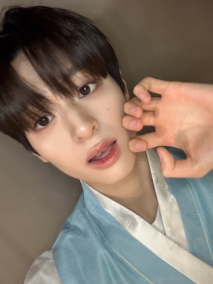 [#장현준] 위즈들~ 설날 잘 보내고 있나요?? 모두 모두 새해 복 많이 받아요❤️🧧